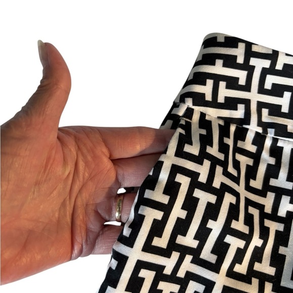 INC International Concepts Black & White Patterned Cuffed Midrise Chino Shorts 2 - Picture 4 of 16